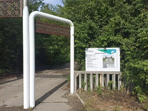 В посёлке Новогорный идут работы по благоустройству парковой зоны.