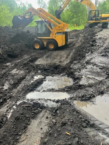 В посёлке Новогорный идут работы по благоустройству парковой зоны.