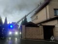 После удара молнии загорелась крыша одного из домов Челябинска.